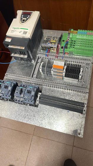 Montaje de placa con variador de frecuencia y PLC