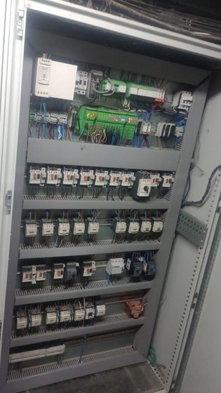 Tablero de fuerza y control instalado en planta industrial